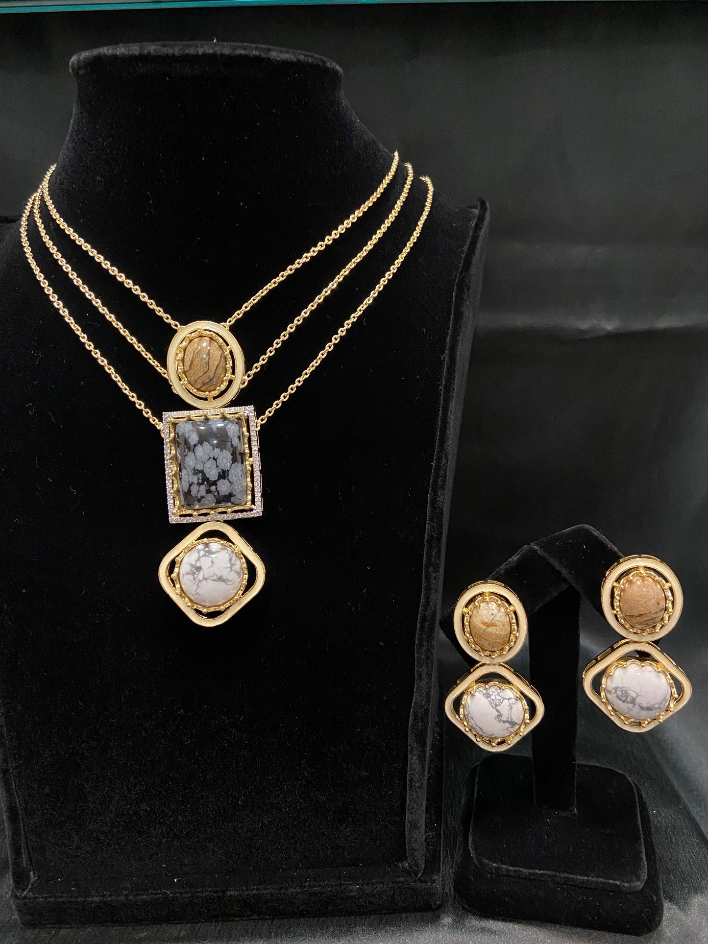 Triple layered cream meena necklace set